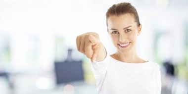 Kadın parmağıyla işaret ediyor.