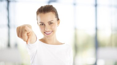 Kadın parmağıyla işaret ediyor.