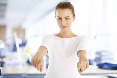 Kadın parmağıyla işaret ediyor.