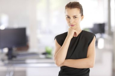 Kendine güvenen genç işkadını portre 