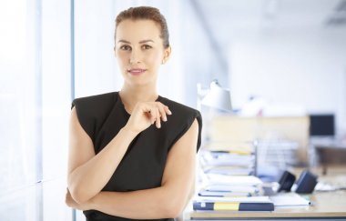 Kendine güvenen genç işkadını portre 