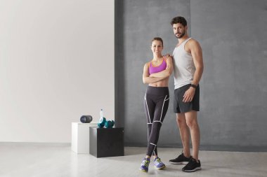 Spor salonunda atletik Çift 