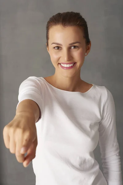 Mujer señalando con su dedo — Foto de Stock