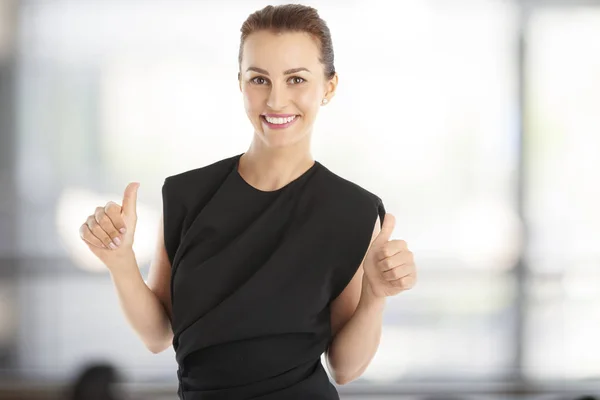 Retrato de joven empresaria confiada — Foto de Stock