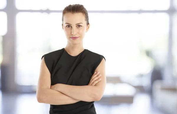 Junge selbstbewusste Geschäftsfrau — Stockfoto