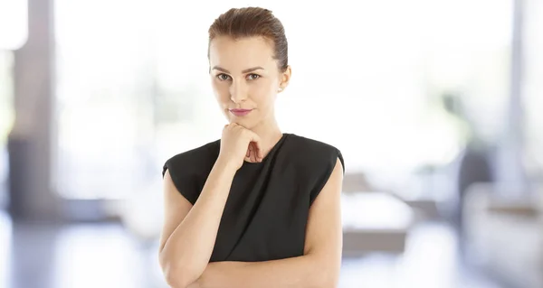 Retrato de joven empresaria confiada — Foto de Stock