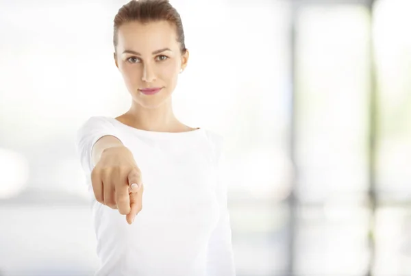 Kvinna pekar med fingret — Stockfoto