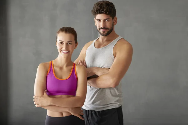 Couple sportif dans la salle de gym — Photo