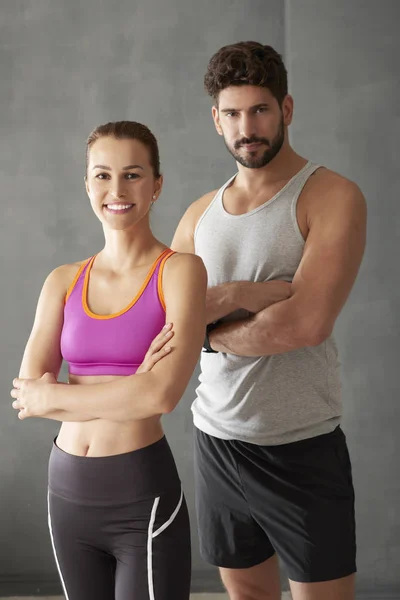 Athletic couple in the gym — Stock Photo, Image