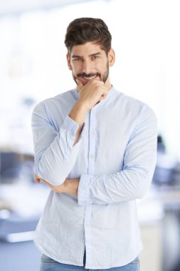 çene üzerinde el ile ayakta işadamı