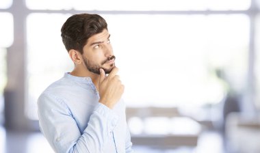 çene üzerinde el ile ayakta adam 