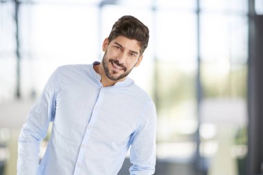 genç işadamı duran 