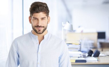 ofiste ayakta işadamı