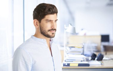 ofiste ayakta Direktörü.