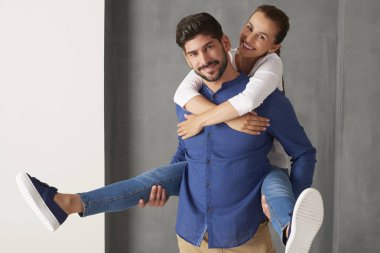  Genç çift eğleniyor.