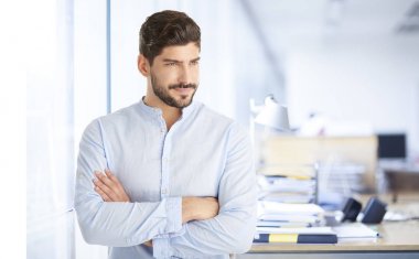 ofiste ayakta Direktörü