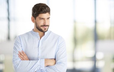 Kolları bağlı bir adam