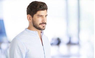 genç adam kapalı portre. 