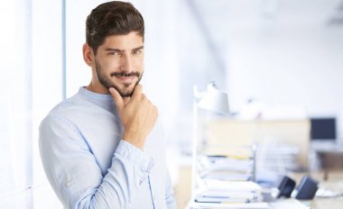 çene üzerinde el ile iş adamı 