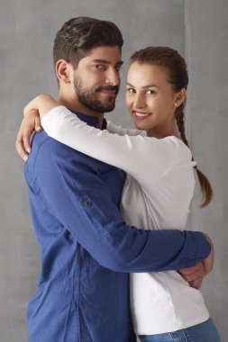 Mutlu genç çift poz