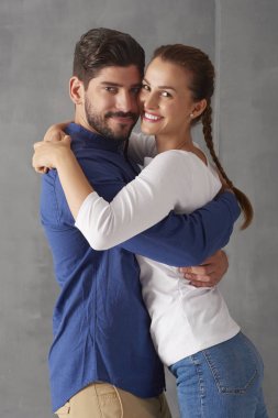 Mutlu genç çift poz