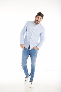  Genç adam ayakta duruyor. 