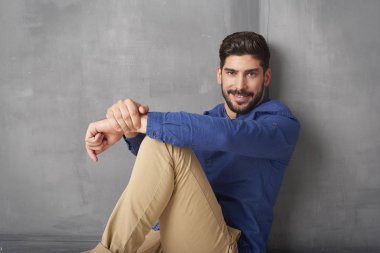 Bu duvar oturan adam