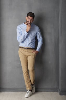 çene üzerinde el ile ayakta adam