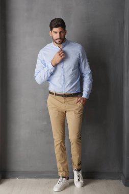 rahat kıyafetler giyen adam