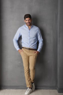 rahat kıyafetler giyen adam