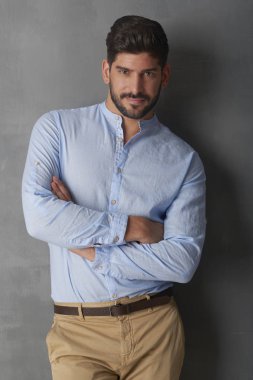  Adam kameraya bakıyor.