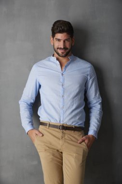  yakışıklı genç adam ayakta