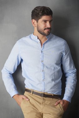  yakışıklı genç adam ayakta