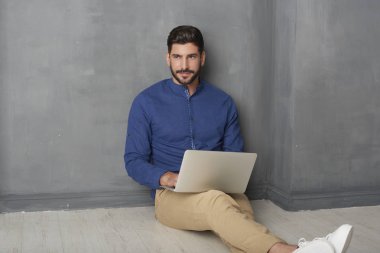 kendi dizüstü kullanan adam