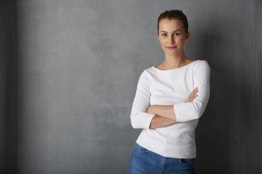 Kameraya bakan kadın.