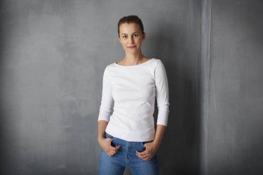 Kameraya bakan kadın.