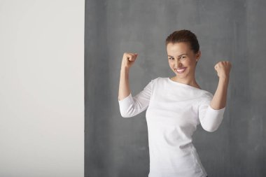  Kollarını kaldırdı genç kadın 