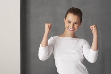  Kollarını kaldırdı genç kadın 