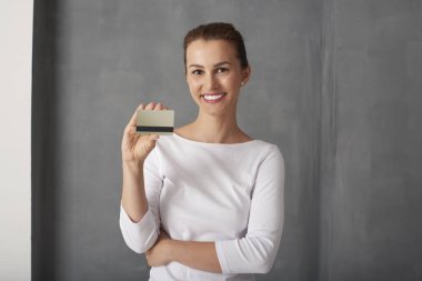 Bilgisayarlı genç adam  