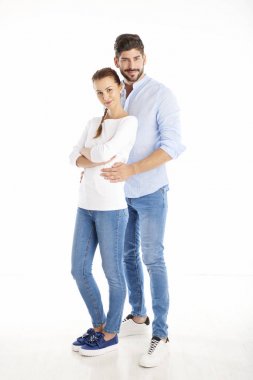 Mutlu genç çift ayakta 