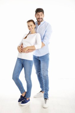 Mutlu genç çift ayakta 