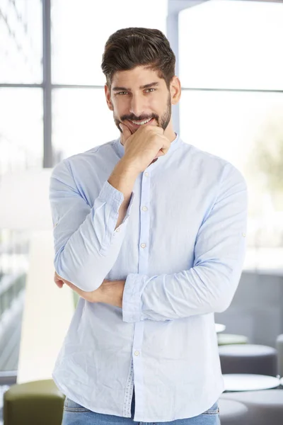 Hombre de negocios con la mano en la barbilla — Foto de Stock