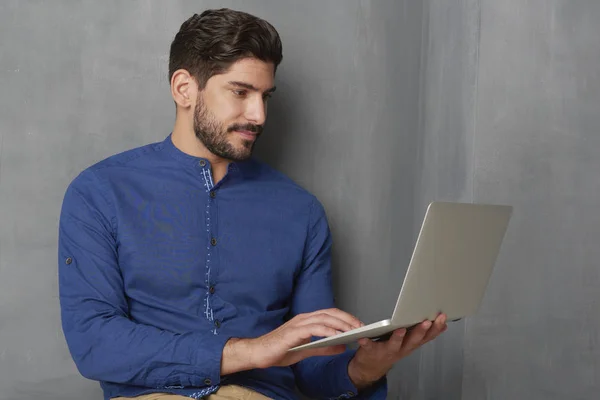 Hombre usando su portátil —  Fotos de Stock