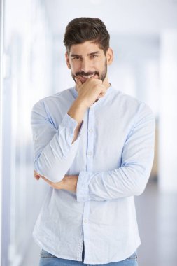 genç işadamı duran 