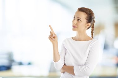 uzağa işaret eden kadın 