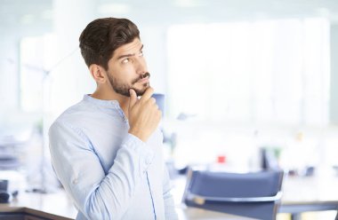 Genç iş adamı yukarı bakıyor. 