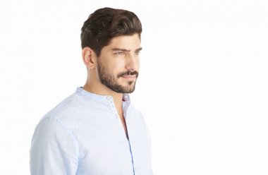 duran genç bir adam portresi 