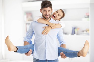  Genç çift eğleniyor.