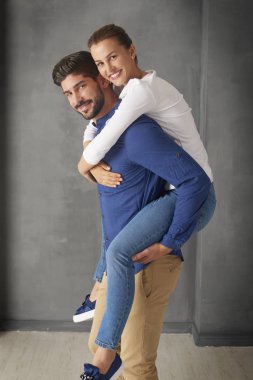 Genç çift eğleniyor.