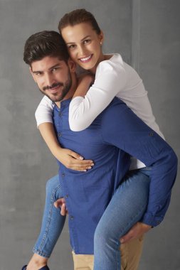  Kız arkadaşına sırtlama veren adam. 